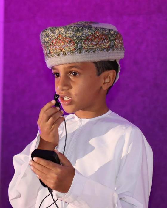 طالب بالزي العُماني يقدّم فقرة