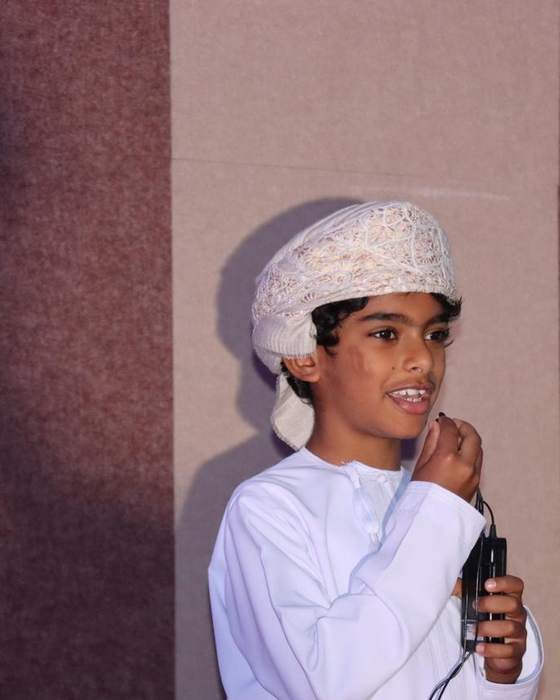 طالب يقدّم فقرة على المسرح