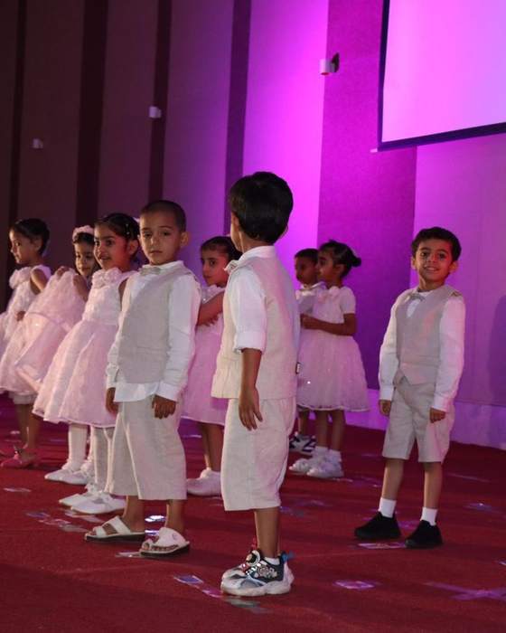 أطفال الروضة في طابور العرض